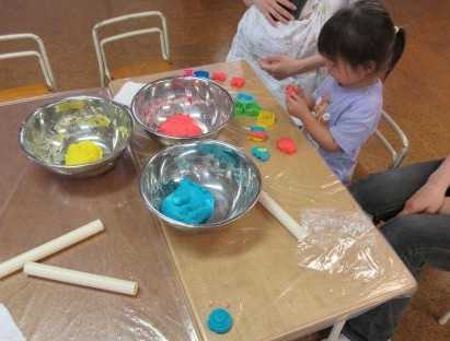 小麦粘土で遊んでいる様子