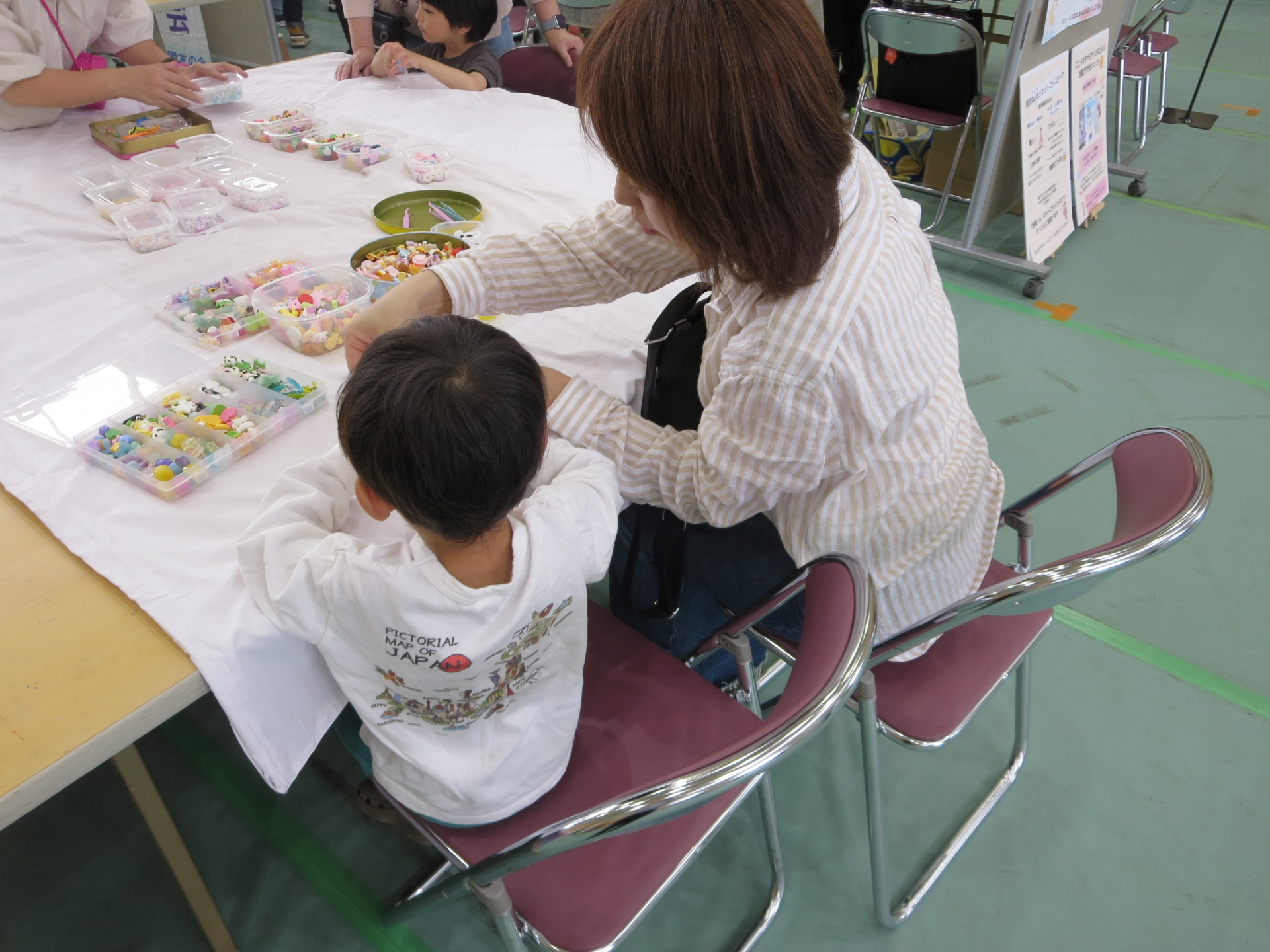 親子が一緒に制作をする様子