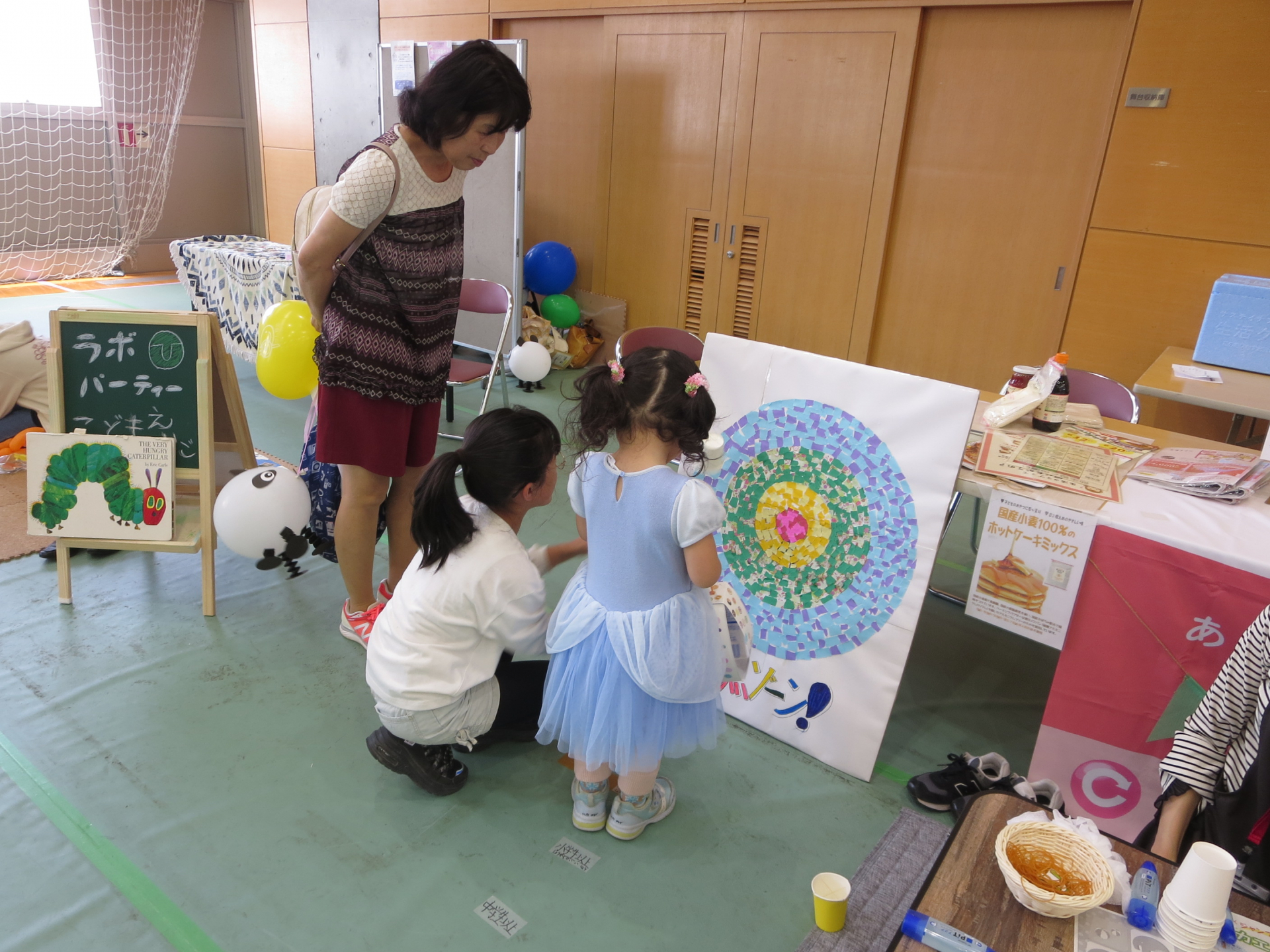 こどもが的あてをする様子