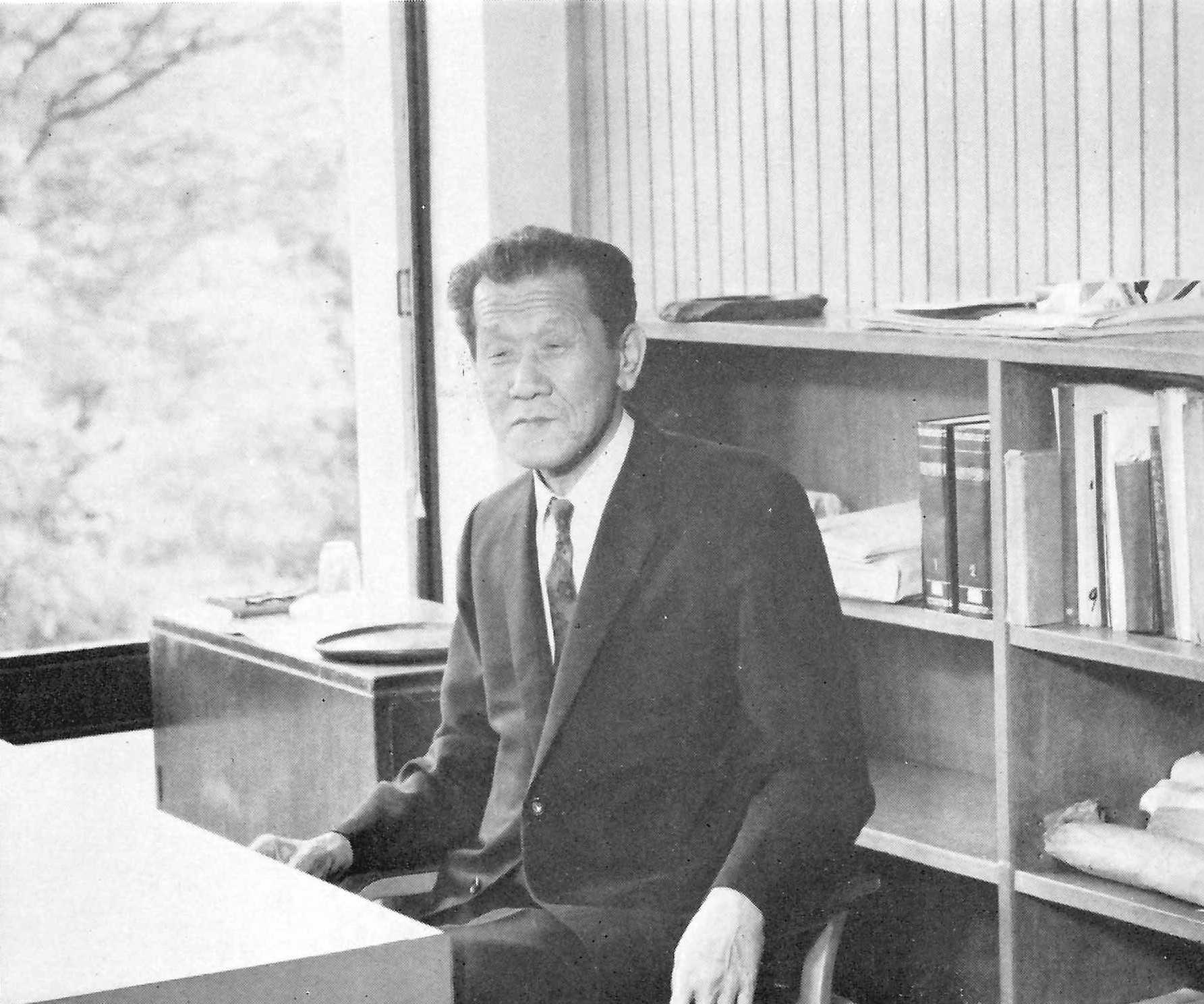 石井富之助（小田原市立図書館館長室にて）