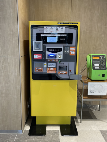 小田原市立総合医療センター１階に設置されている駐車料金事前精算機の写真