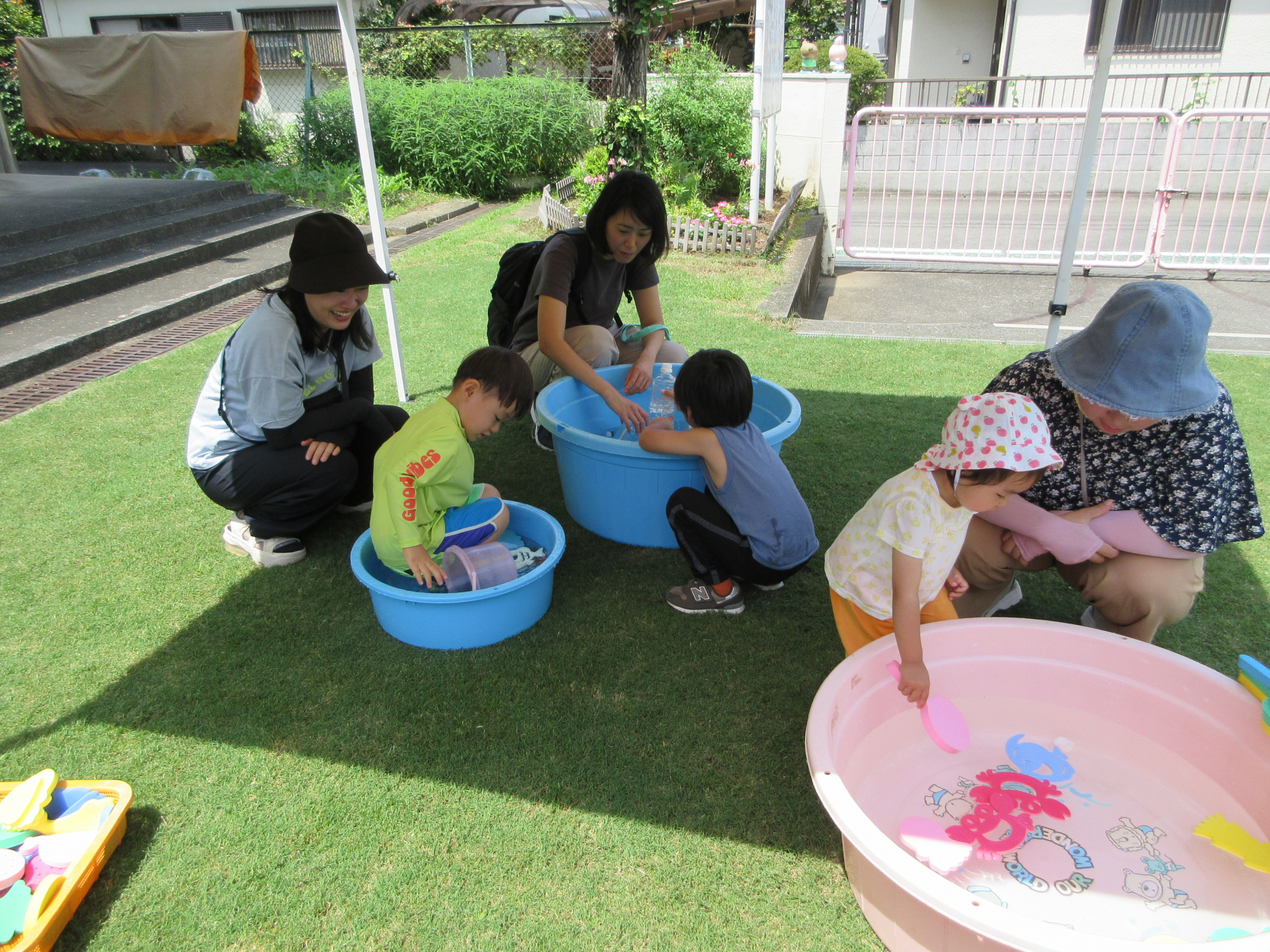 みんなで水遊びをしている様子