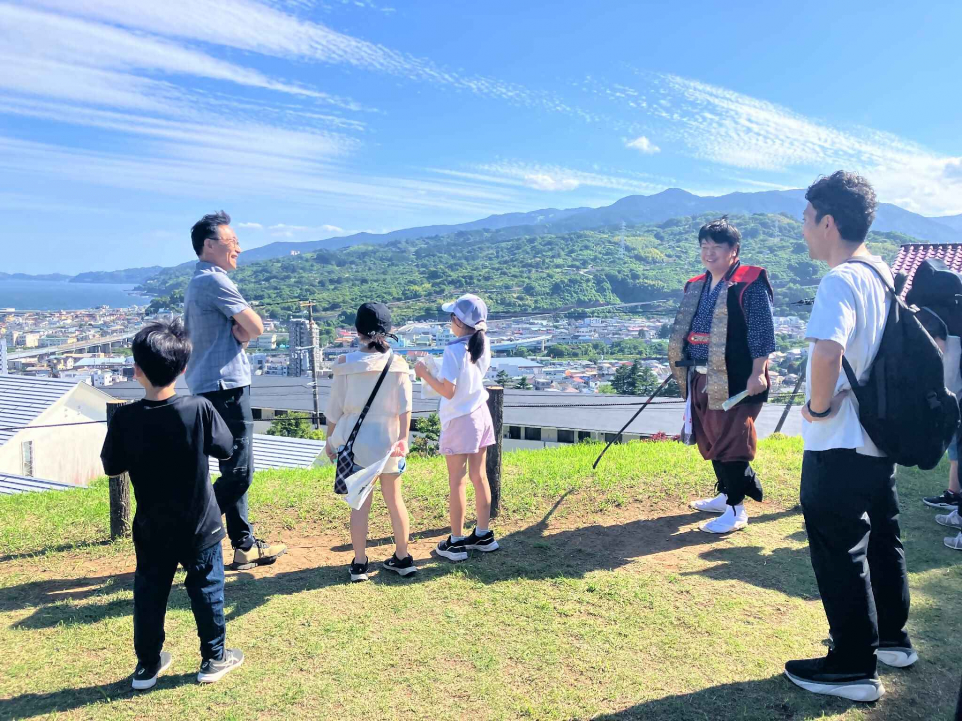 　小田原のまちを知るまちあるきツアーの様子