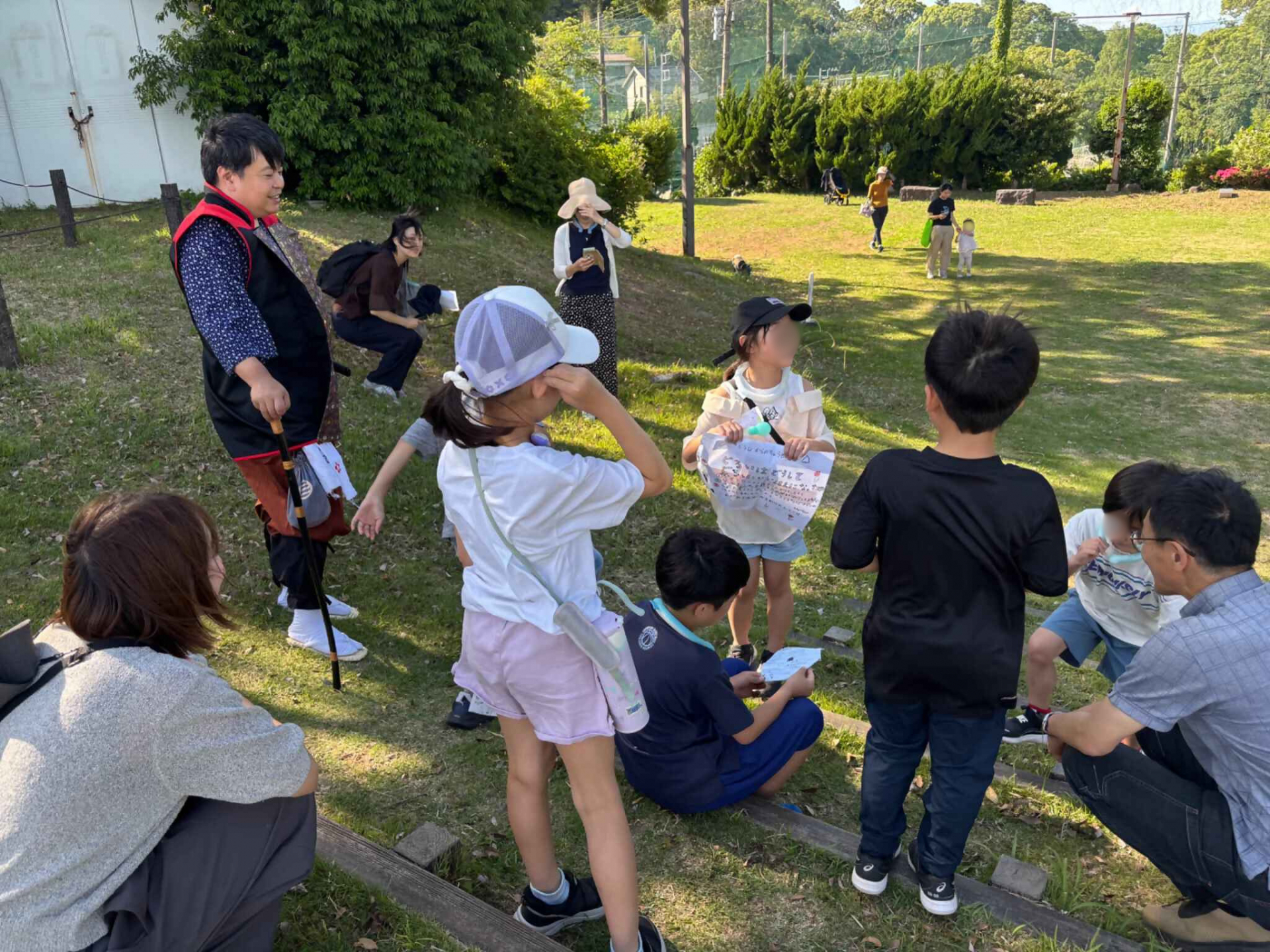 　小田原のまちを知るまちあるきツアーの様子