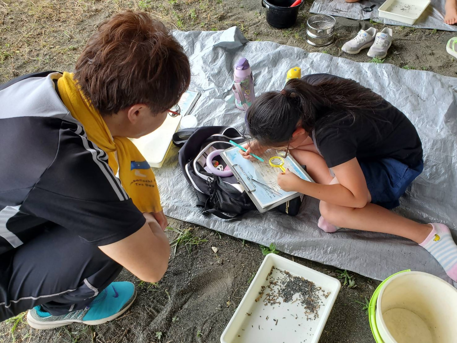 酒匂川河口海岸において、子どもたちが環境教室に参加している様子。