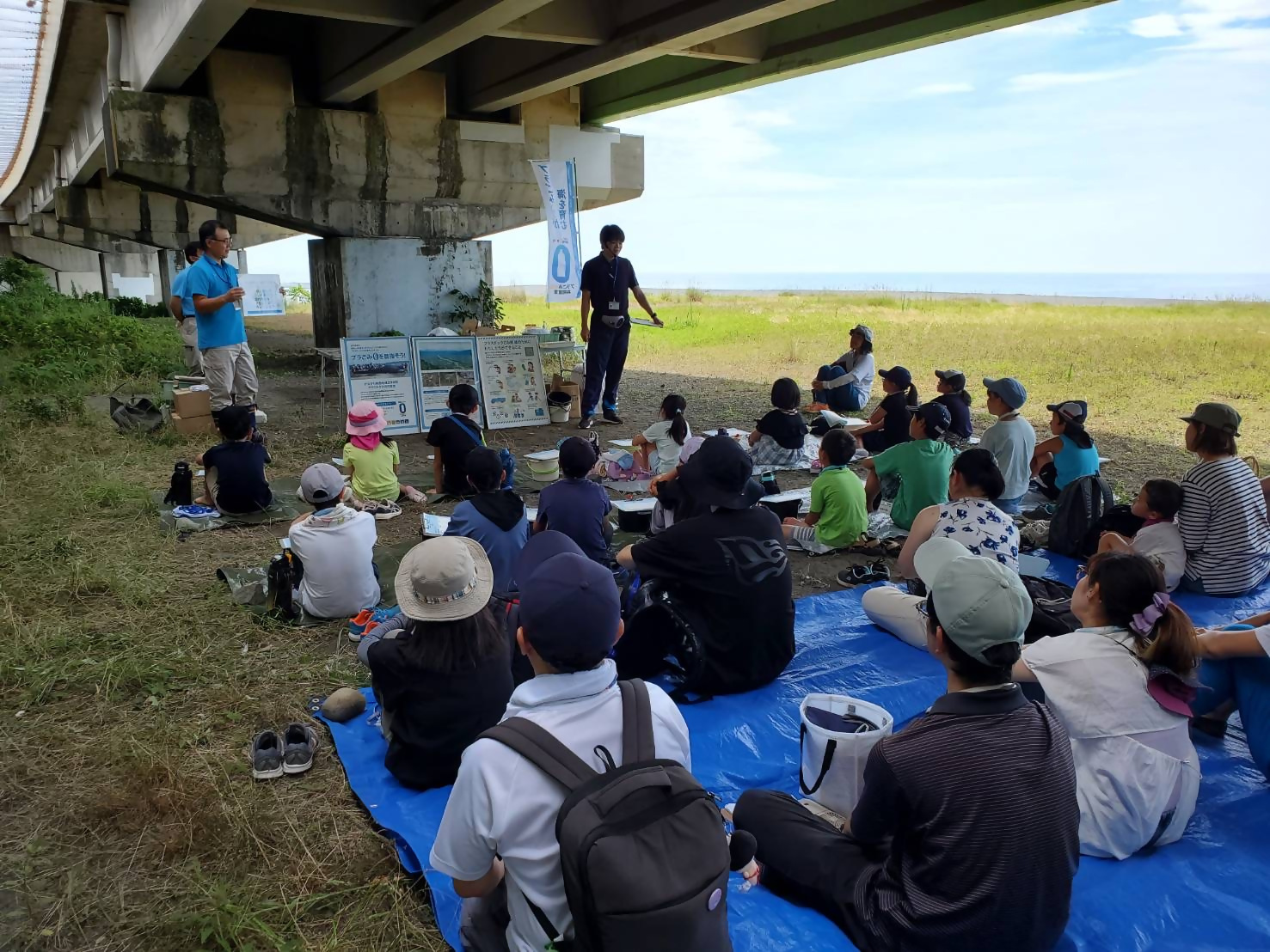 酒匂川河口海岸において、子どもたちが環境教室に参加している様子。