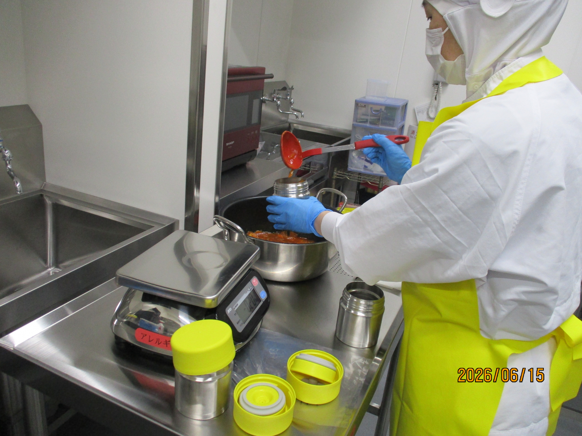 アレルギー対応食を専用容器に盛り付けしている様子