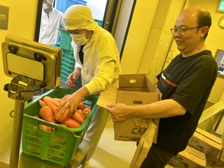 野菜が納品される様子