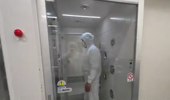 調理場に入る前にエアシャワーに入ります