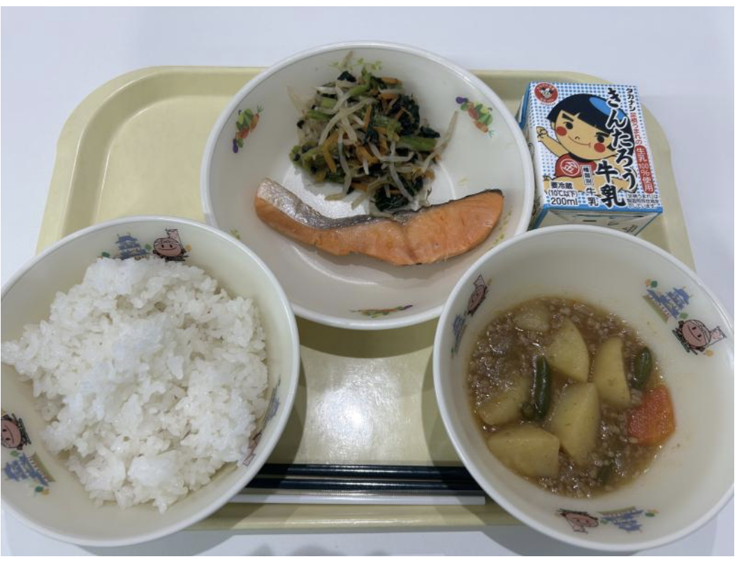 献立例（ごはん・焼き鮭・小松菜のお浸し・じゃが芋のそぼろ煮・牛乳）