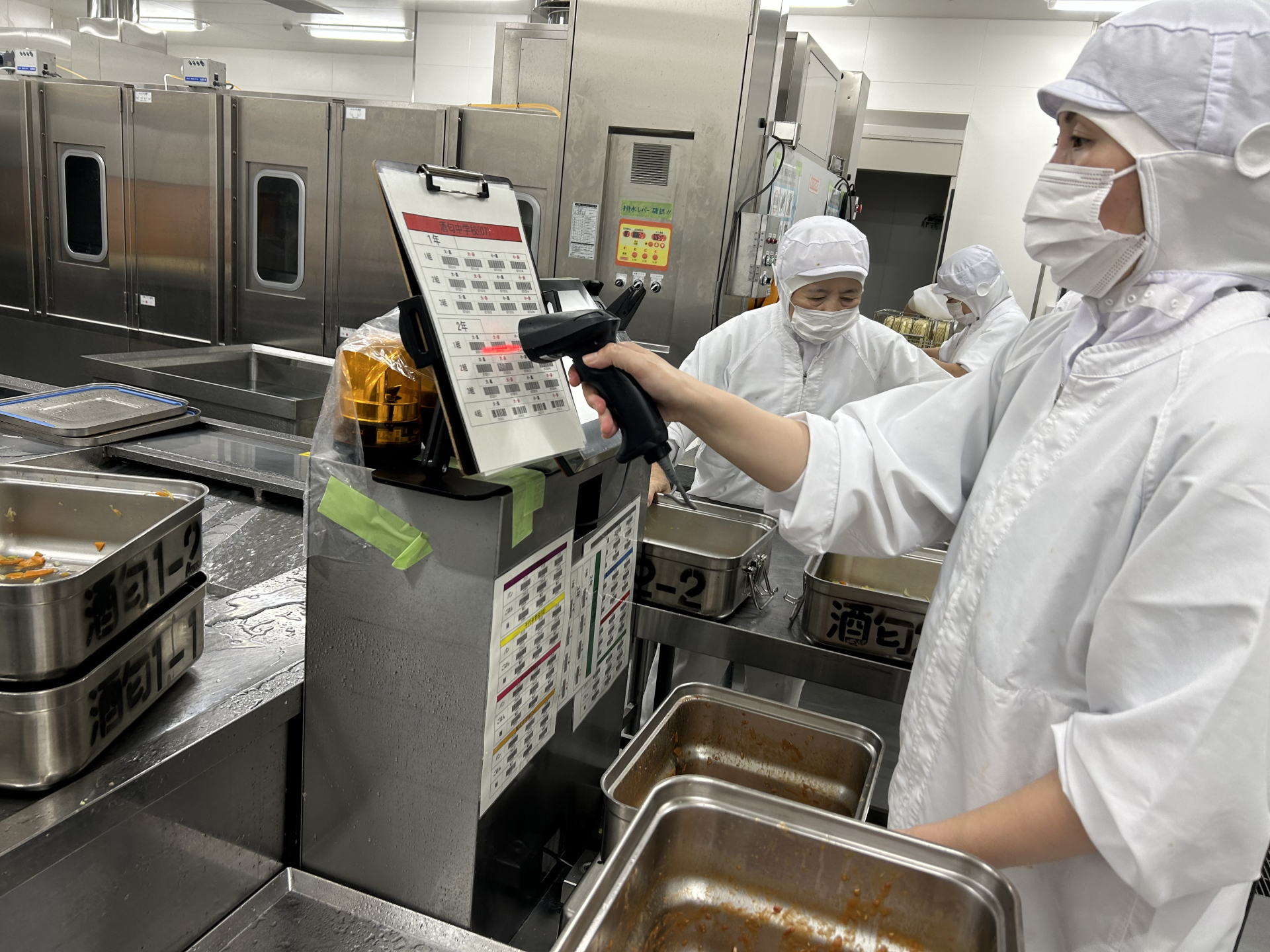 食べ残しを計量している様子