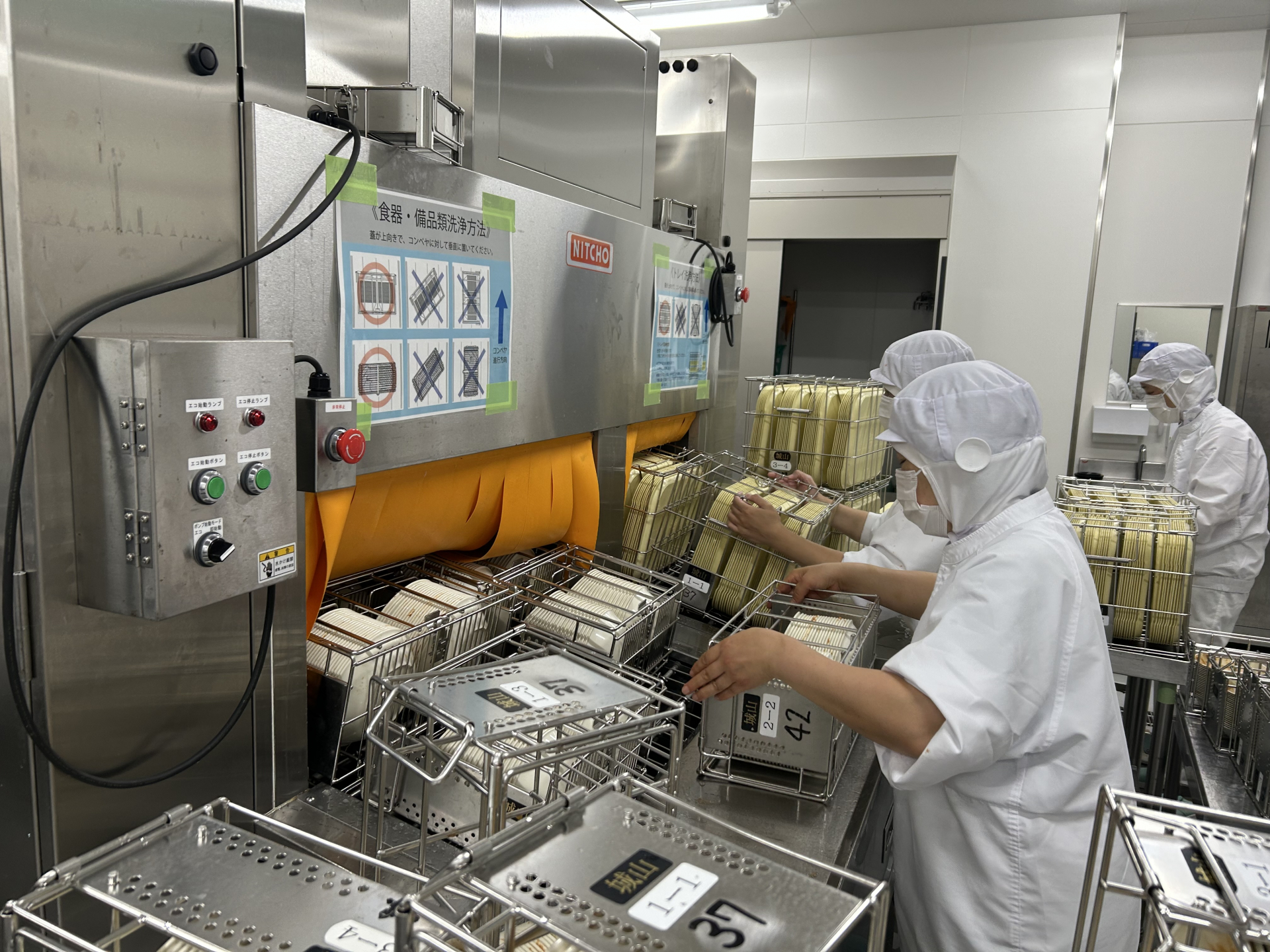 洗浄機で食器を洗浄している様子