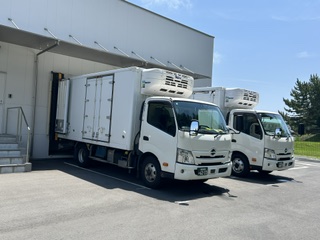 配送車が学校へ出発する様子