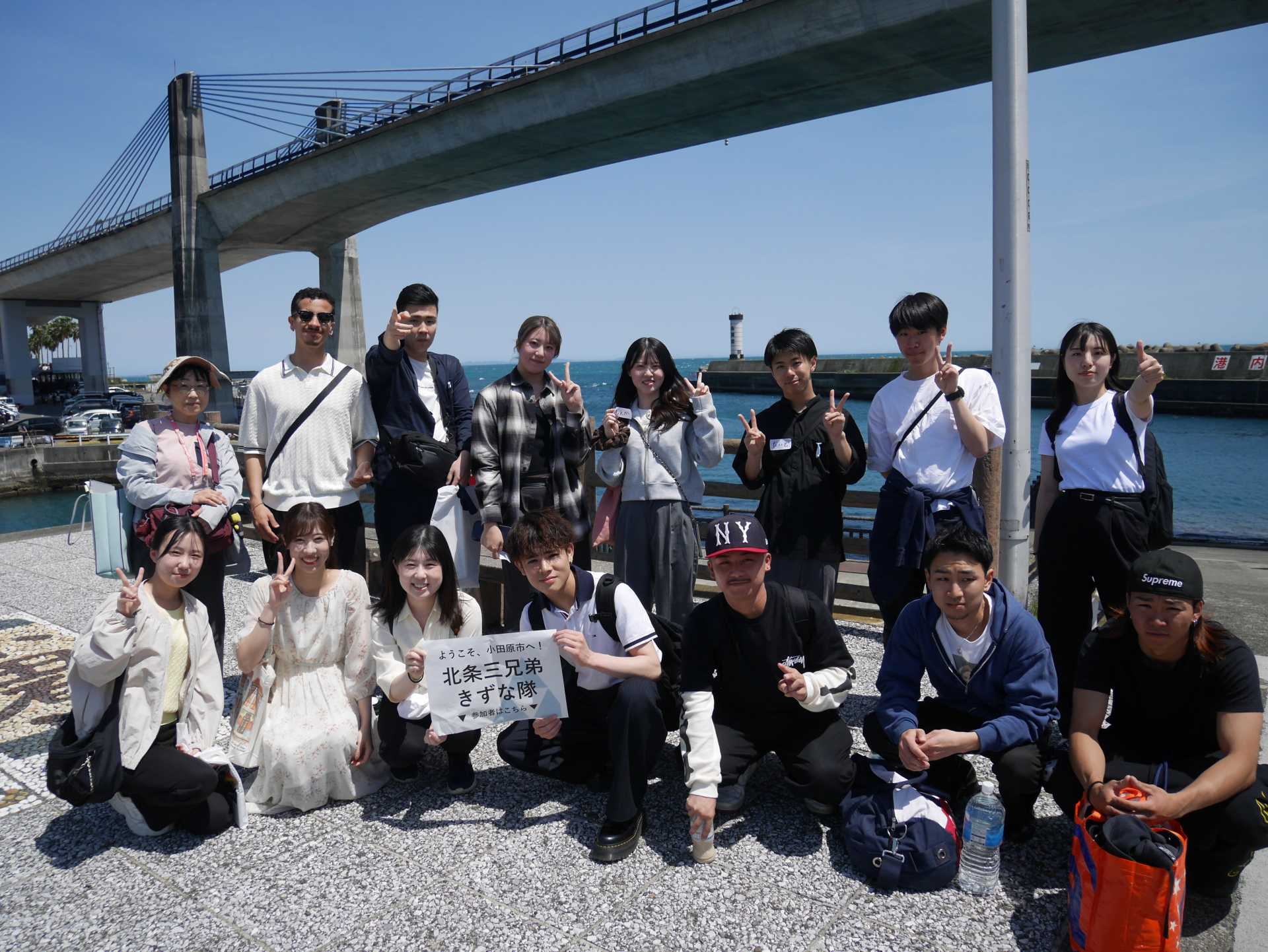 早川漁港ちょうちん灯台の前で集合写真