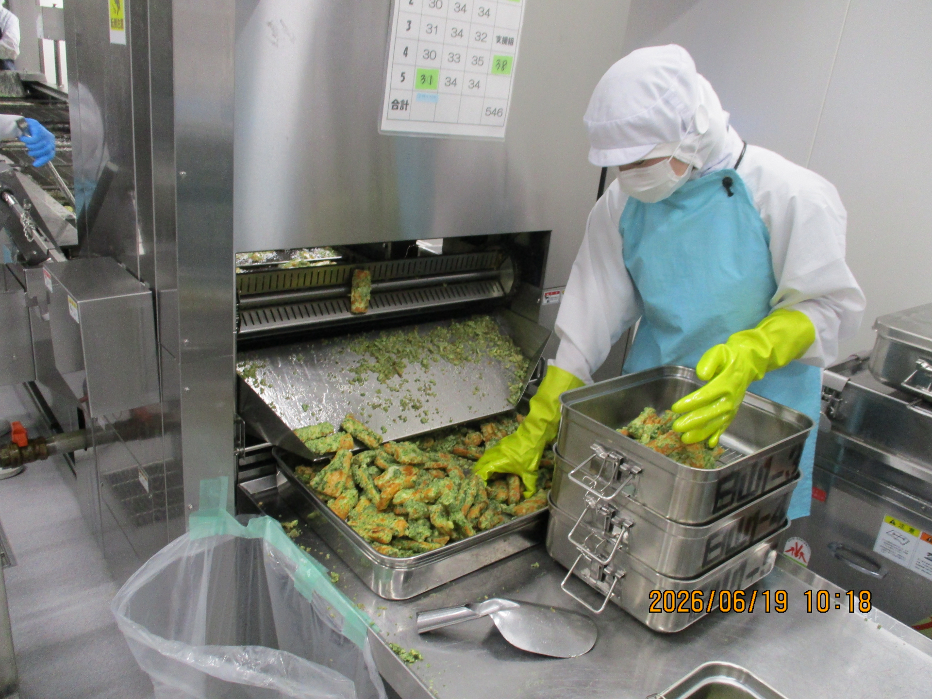 料理は検品をしてクラス容器に入れます