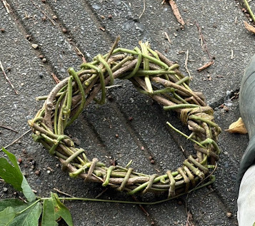 刈ったクズを使って作ったリースの写真