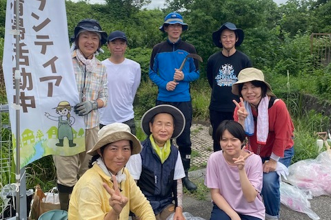 ウェイダーズと、活動に参加した集合写真