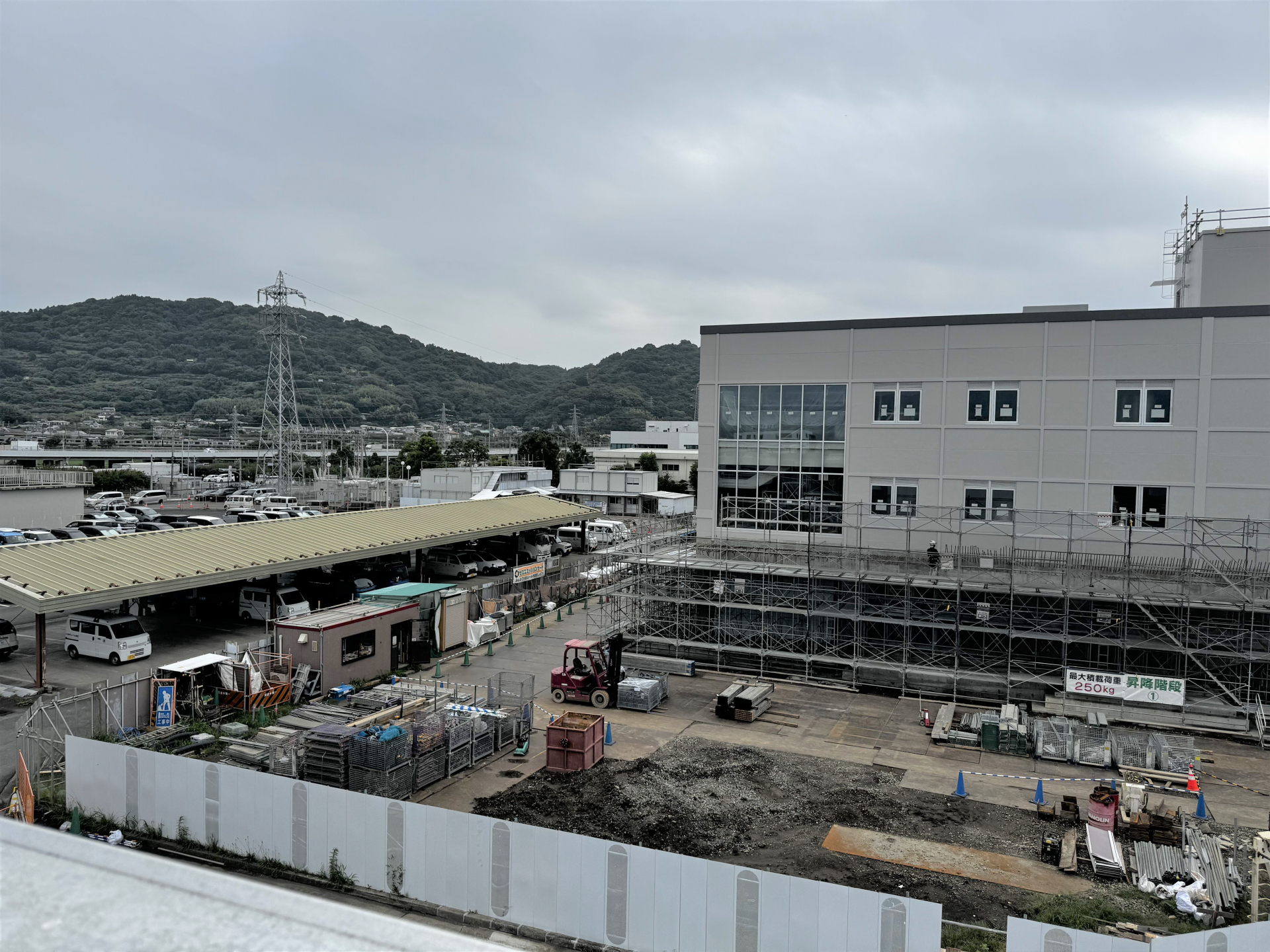 管理・膜ろ過棟について、入口の庇（ひさし）の鉄筋工事を開始しました。今後、型枠工事、コンクリート工事を予定しています。