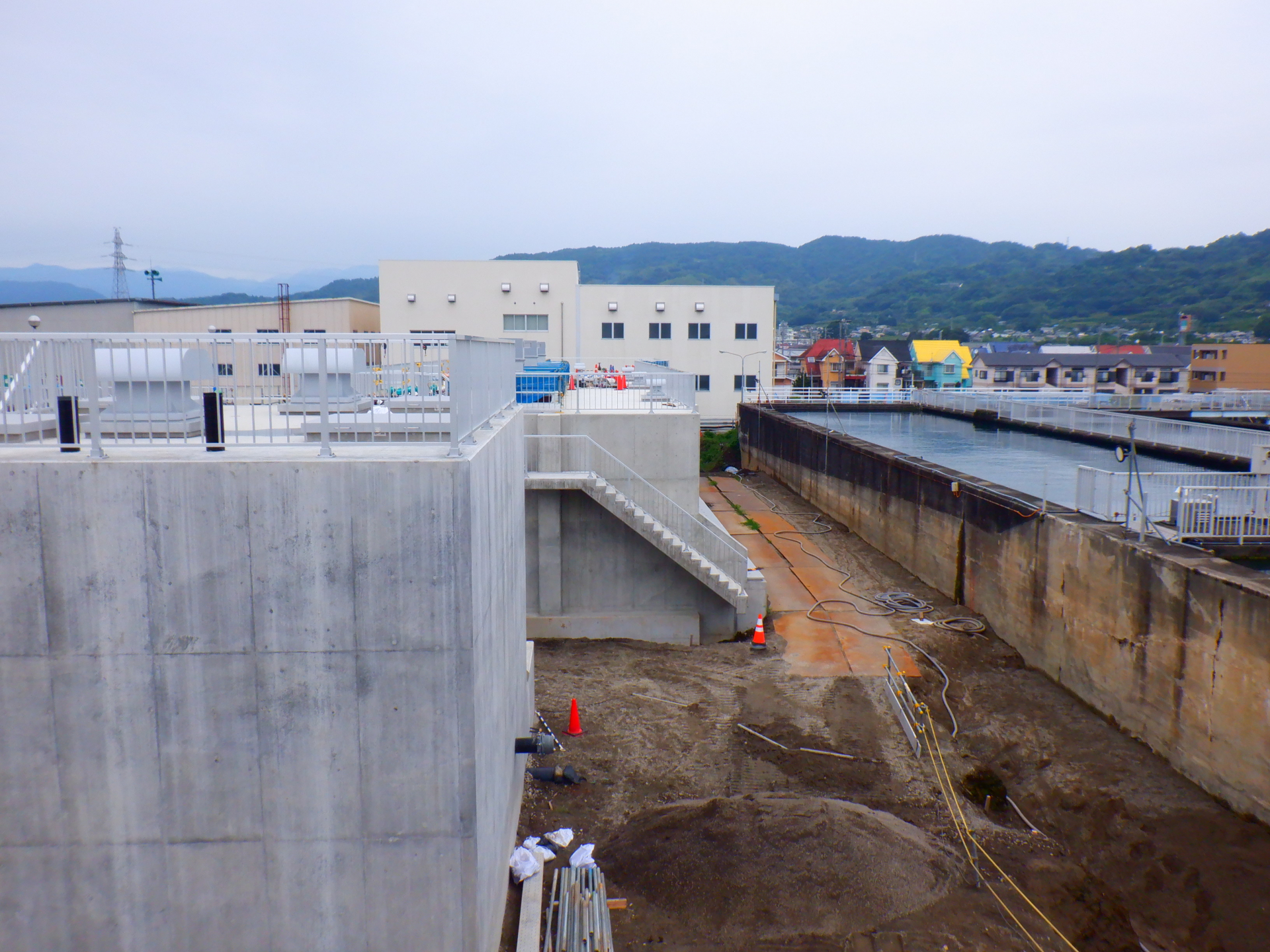 着水井（画面手前側）・濃縮槽（画面奥側）について、水張試験を完了しました。また着水井流入管・流出管の埋戻しを行いました。