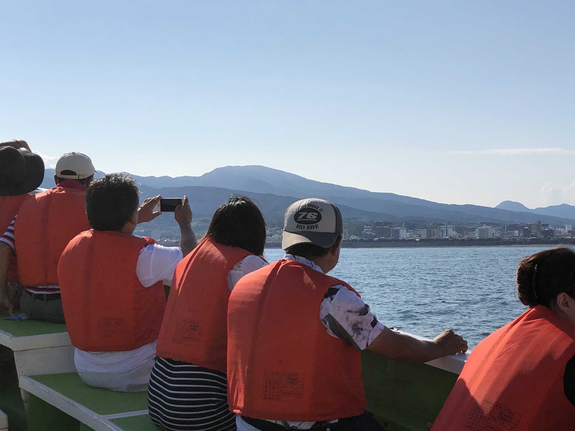 乗船時のイメージ。遊漁船に乗って、相模湾を遊覧します。