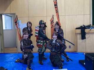 武将姿に着替え中①