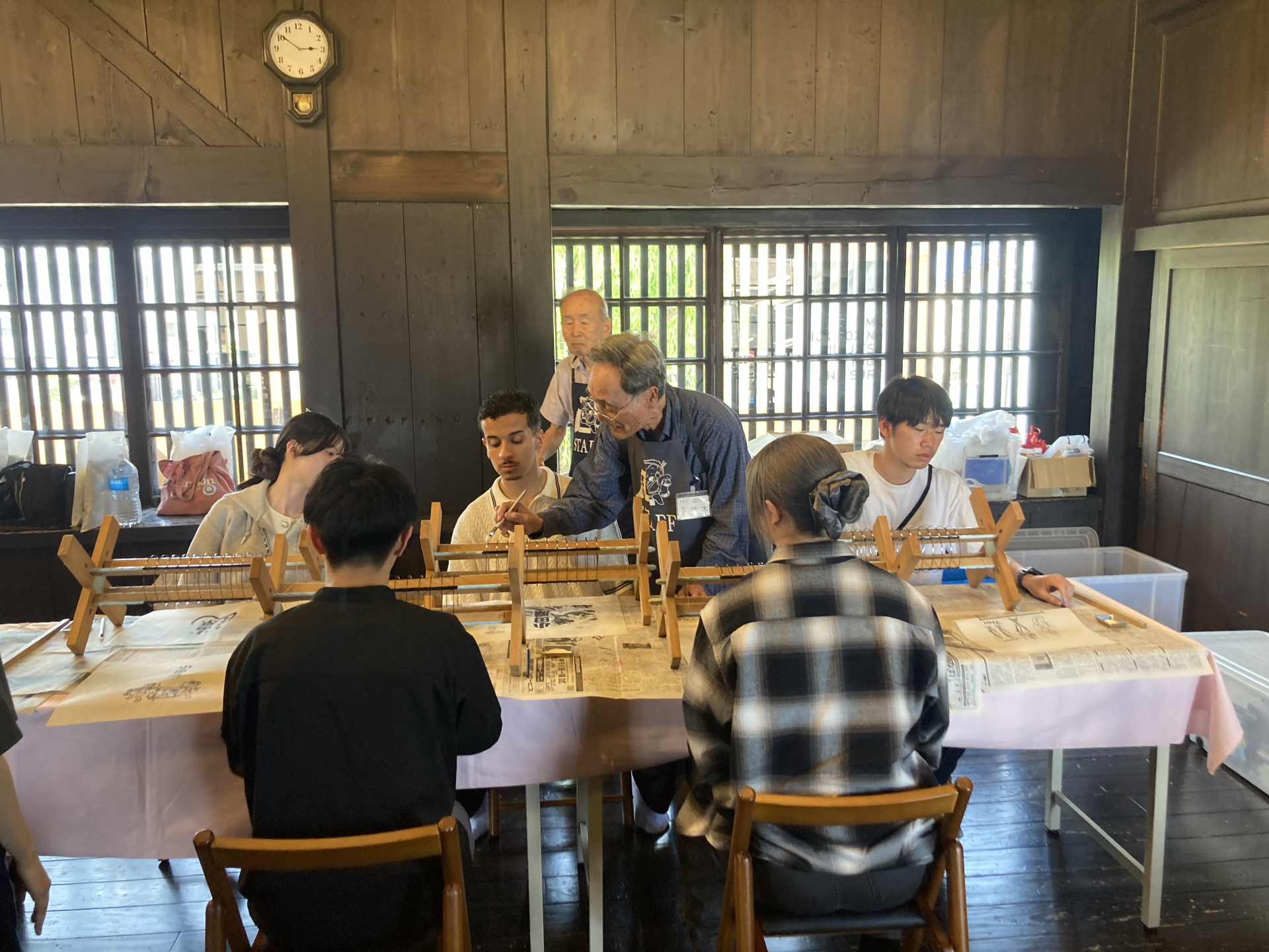 小田原ちょうちん作りに真剣に取り組んでいます