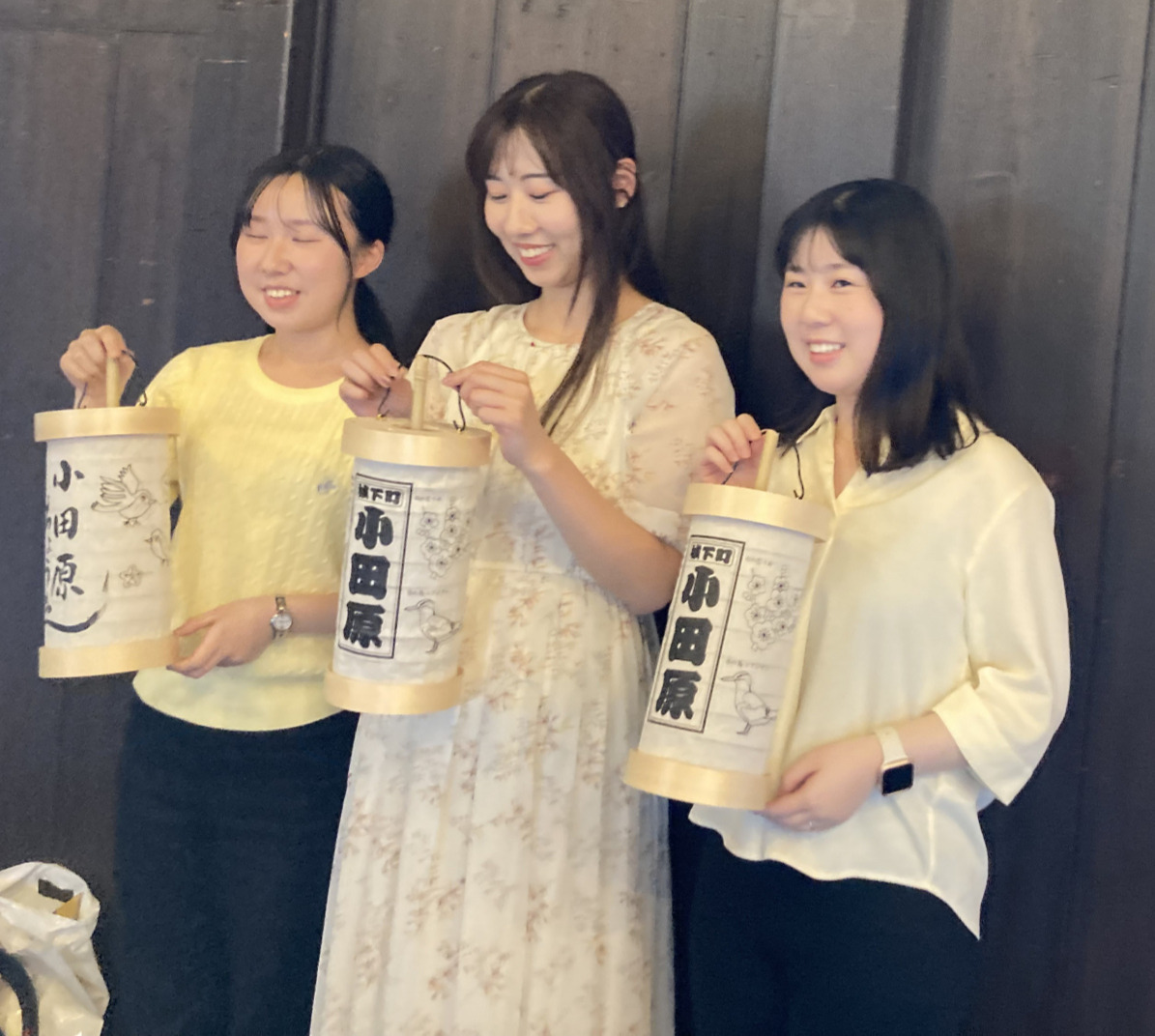 きずな隊小田原メンバーが作ったちょうちんを持っています