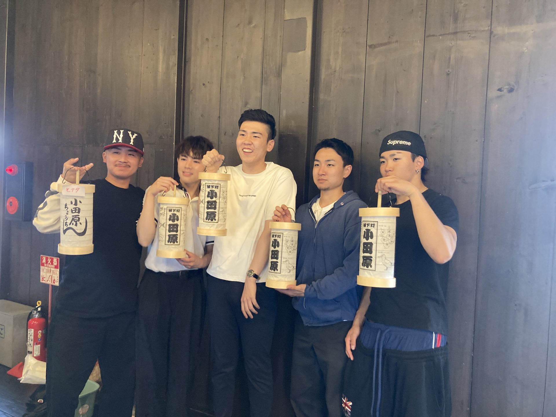 出来上がったちょうちんを持つ寄居メンバー