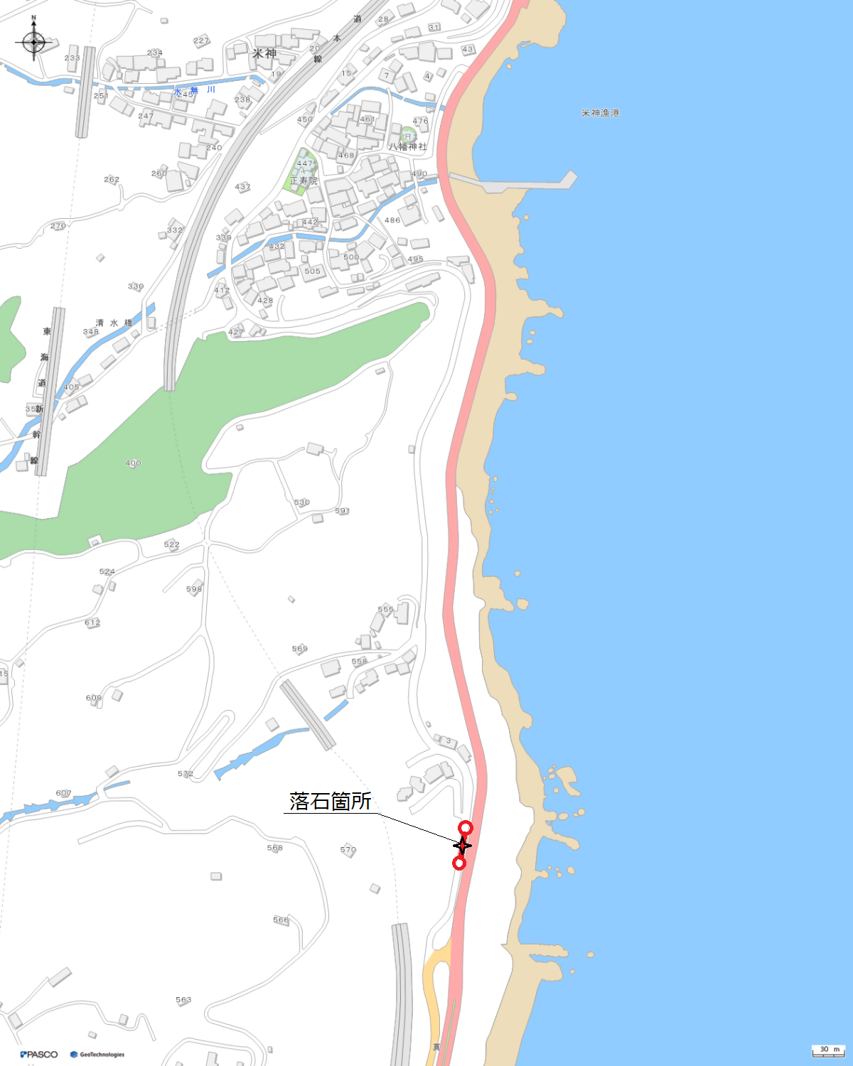 幅員減少区間は、根府川交差点から北へ約112メートル地点から約128メートル地点までの区間で、約16メートル。 通行可能な幅員は４メートル。落石箇所は、根府川交差点から北へ120メートル付近。