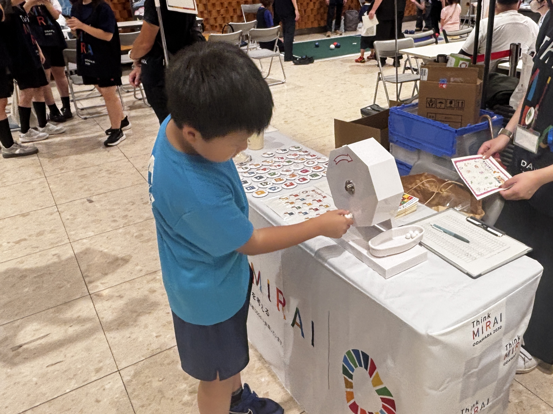 SDGs体感ブースを体験している様子