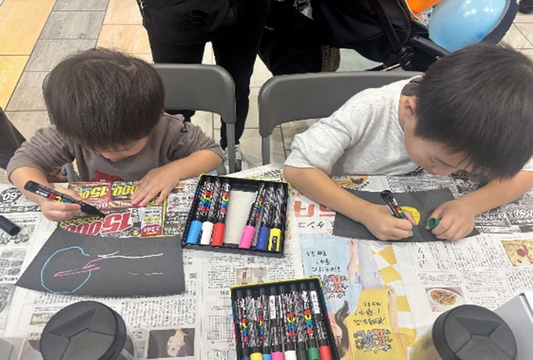 子どもがタンブラーづくりに取り組む様子です。