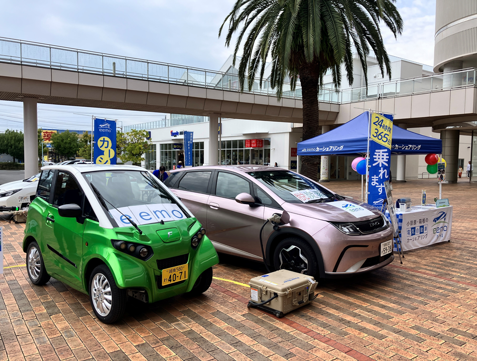 展示する電気自動車の様子です。