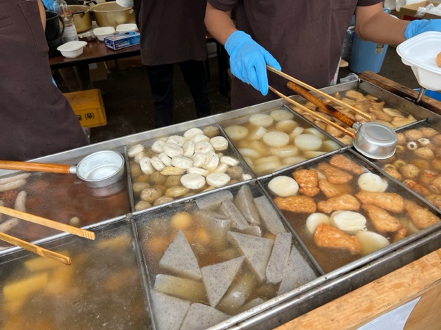 熱々の小田原おでんの様子