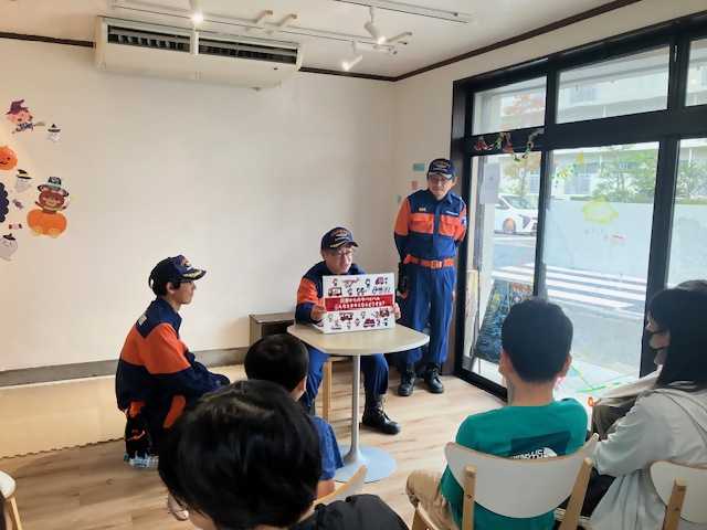 消防団を知ろう!（紙芝居を読む）の様子