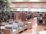 かもめ図書館内部の様子、ソファーと本棚