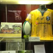 小田原市役所２階展示ロビーにワラビーズのサイン入りユニフォームを展示！