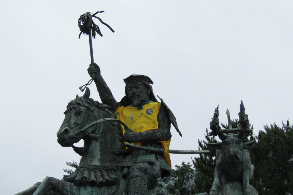 小田原駅前に、身長5.7m、体重7tの熱血サポーターが登場！その名は